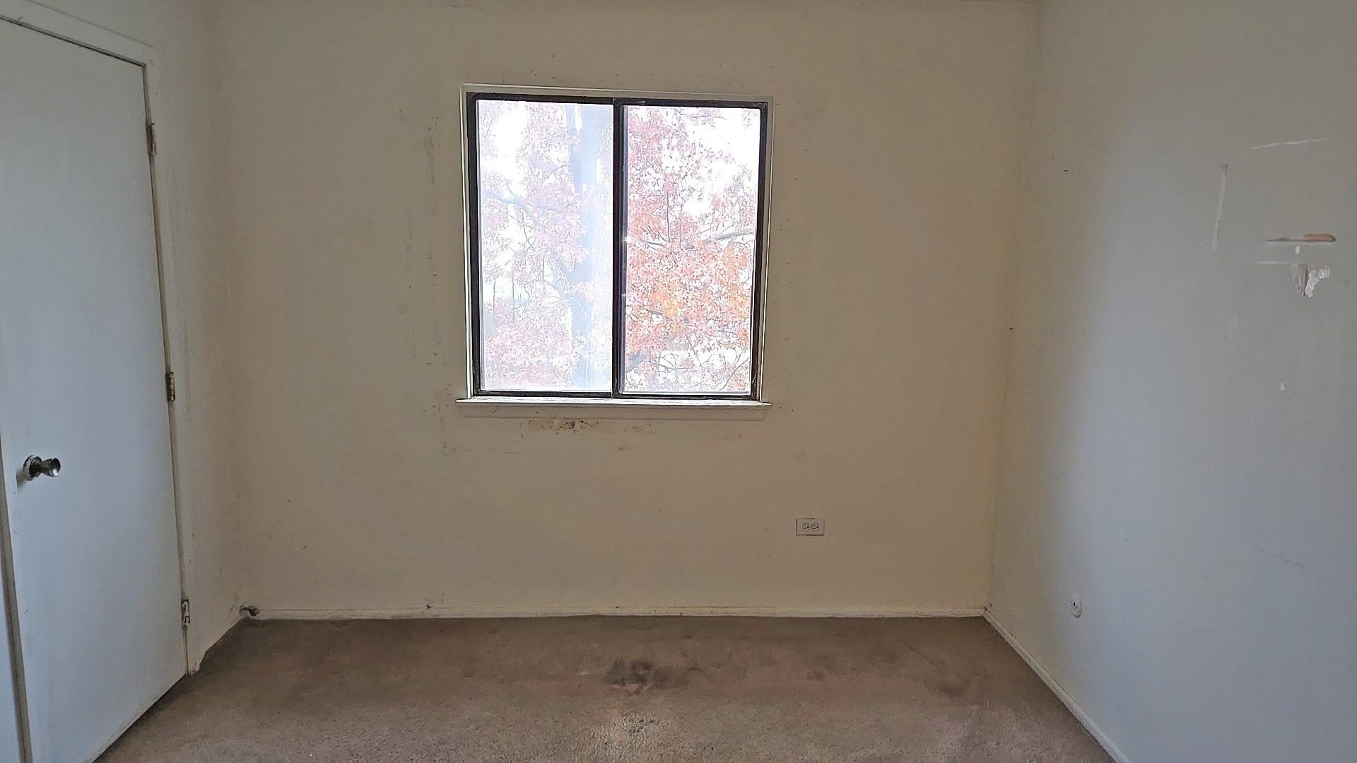 14621 Greenwood Road, Unit 406 Dolton, IL 60419 - Photo 13 of 21 an empty room with a window