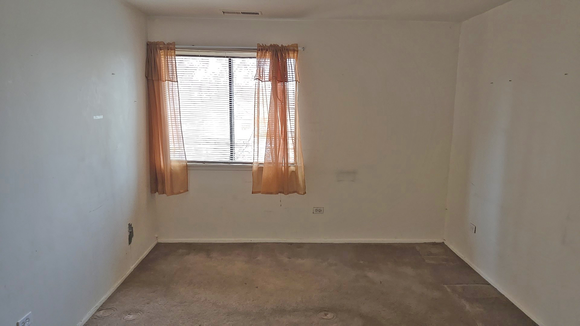 14621 Greenwood Road, Unit 406 Dolton, IL 60419 - Photo 16 of 21 an empty room with a window