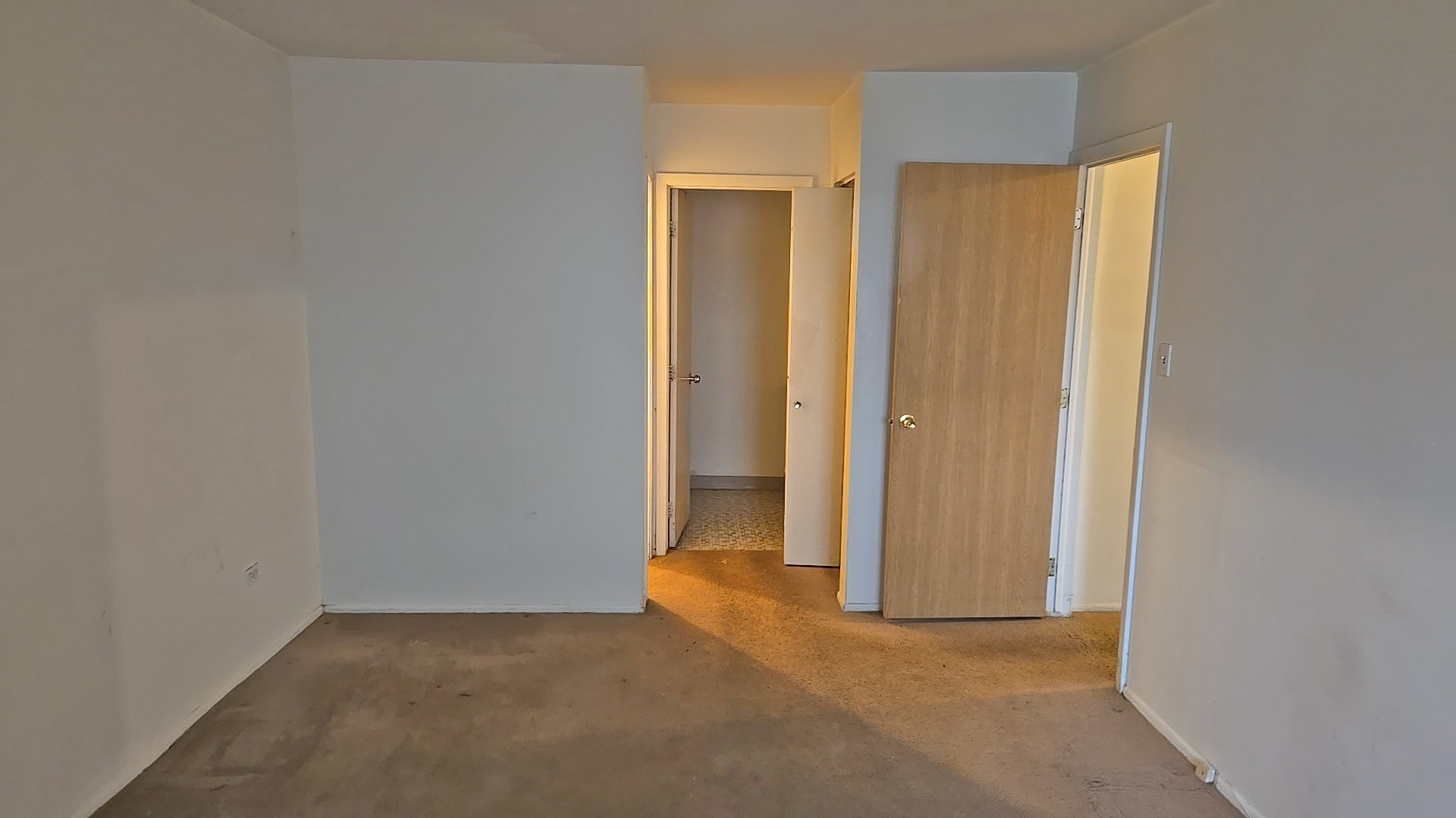 14621 Greenwood Road, Unit 406 Dolton, IL 60419 - Photo 17 of 21 an empty room with windows