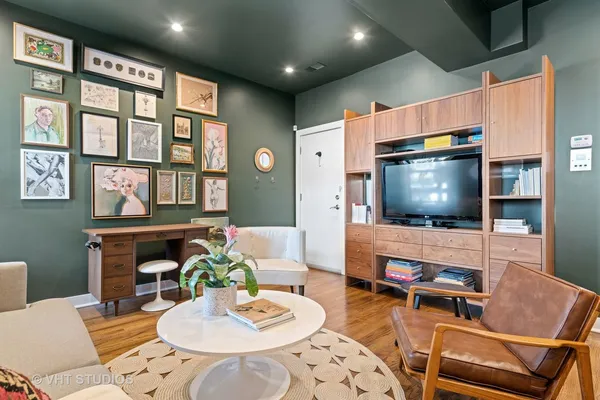 $2,500 | 1454 West Roscoe Street, Unit 2W, Chicago, IL 60657