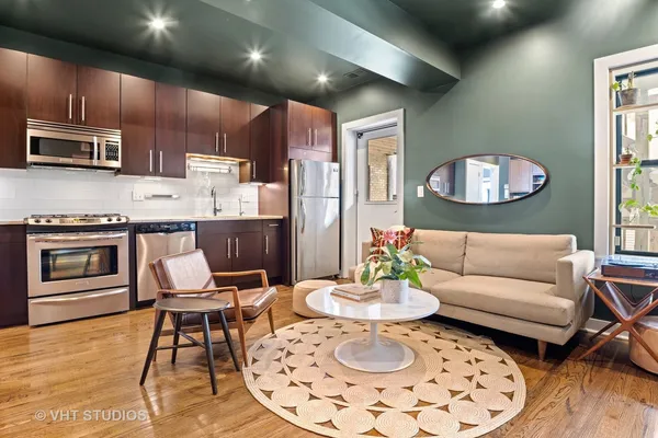 $2,500 | 1454 West Roscoe Street, Unit 2W, Chicago, IL 60657