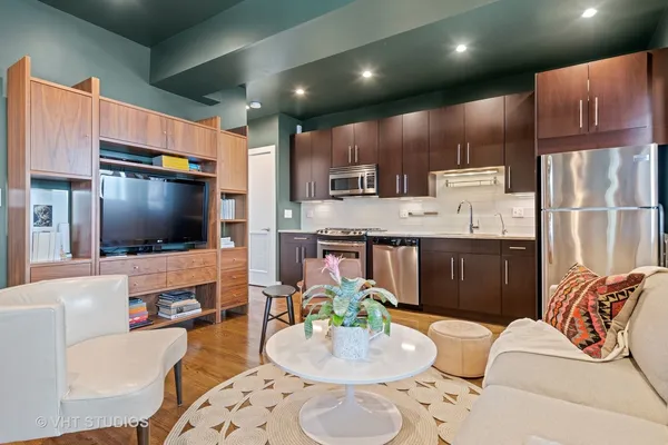 $2,500 | 1454 West Roscoe Street, Unit 2W, Chicago, IL 60657