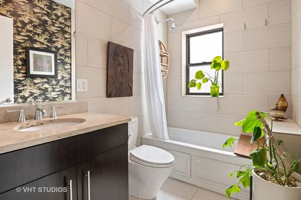 $2,500 | 1454 West Roscoe Street, Unit 2W, Chicago, IL 60657