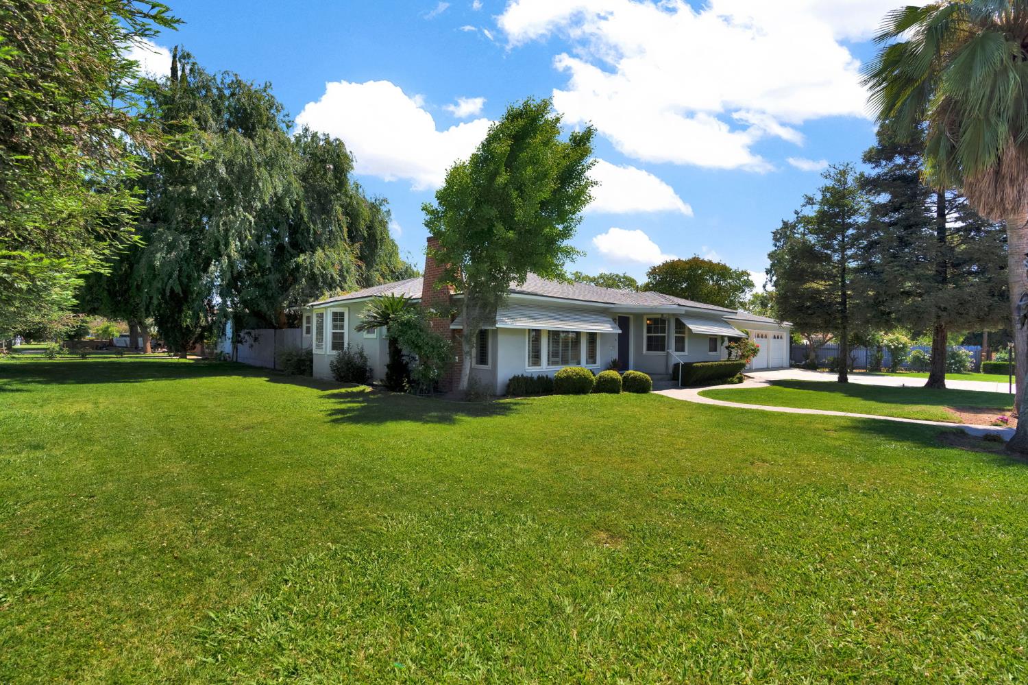 200 Lyons Street Madera, CA 93638 - Photo 5 of 32 a front view of a house with garden