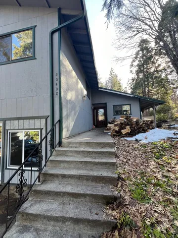 a view of entryway and hall