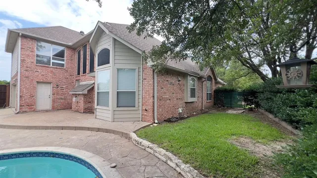 a view of a back yard of the house