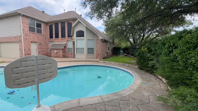 a view of a house with a backyard