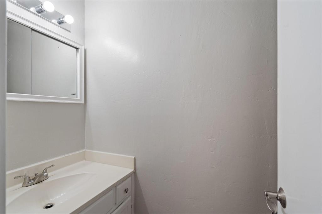 4543 North O'Connor Road, Unit 1247 Irving, TX 75062 - Photo 10 of 25 a bathroom with a sink and a mirror