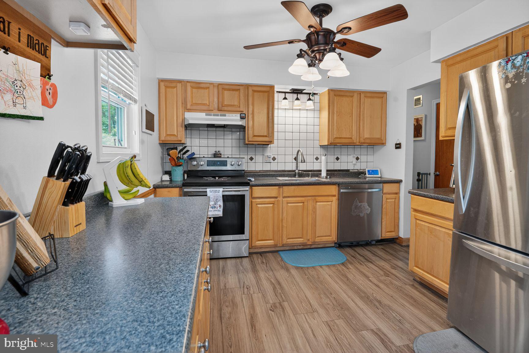 847 Streaker Road Sykesville, MD 21784 - Photo 10 of 41 Lots of counter and cabinets!