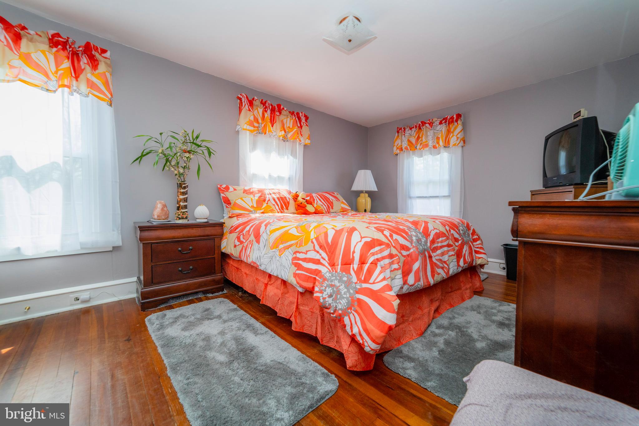7 Chestnut Parkway Wallingford, PA 19086 - Photo 24 of 50 a bedroom with a bed and window