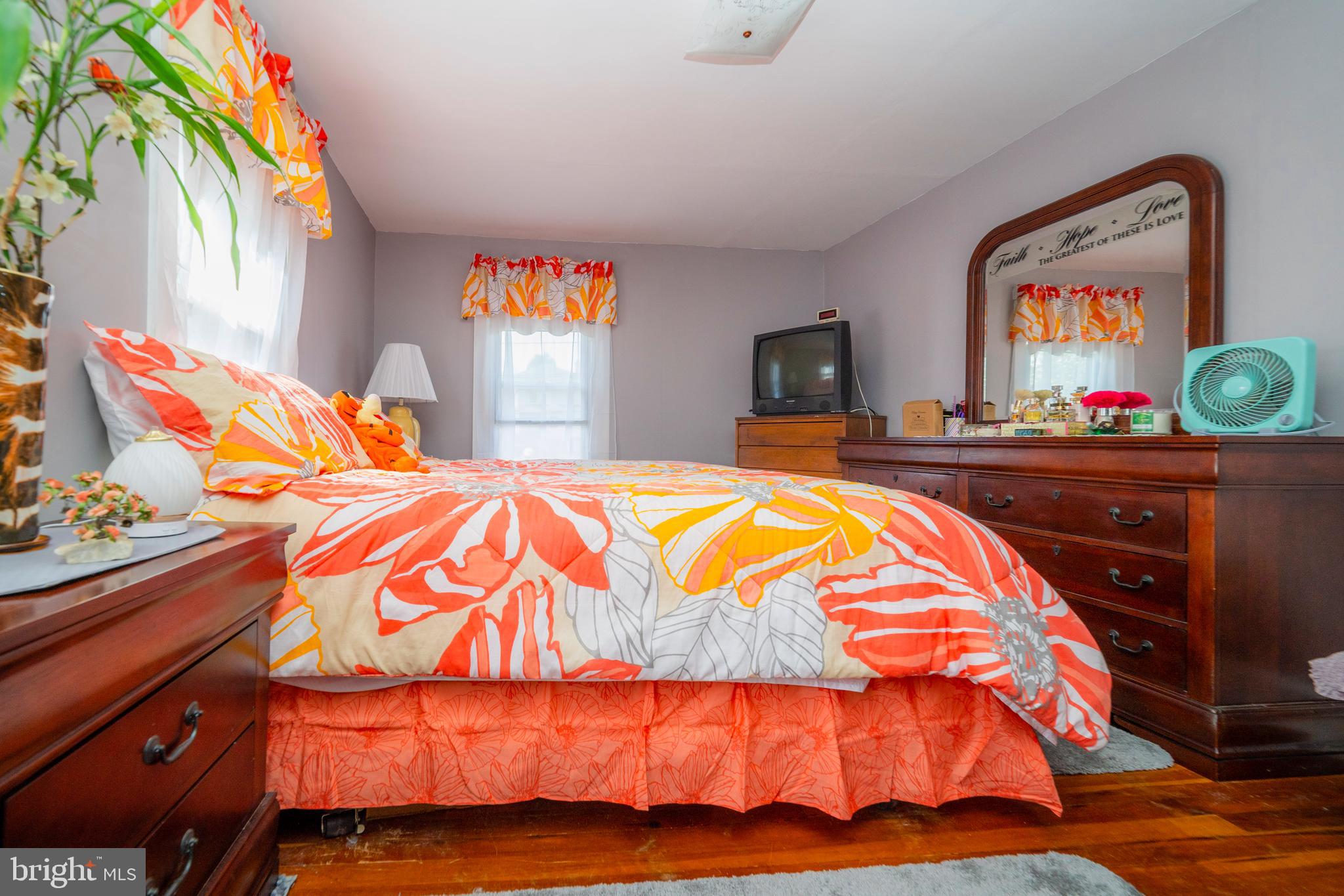 7 Chestnut Parkway Wallingford, PA 19086 - Photo 25 of 50 a bed sitting in a bedroom next to a window