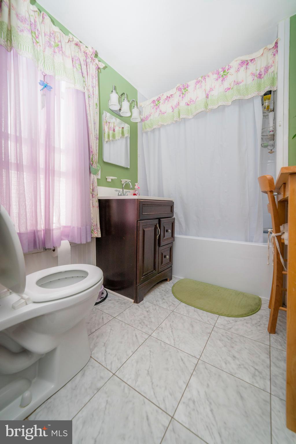7 Chestnut Parkway Wallingford, PA 19086 - Photo 31 of 50 a bathroom with a tub a sink and a mirror