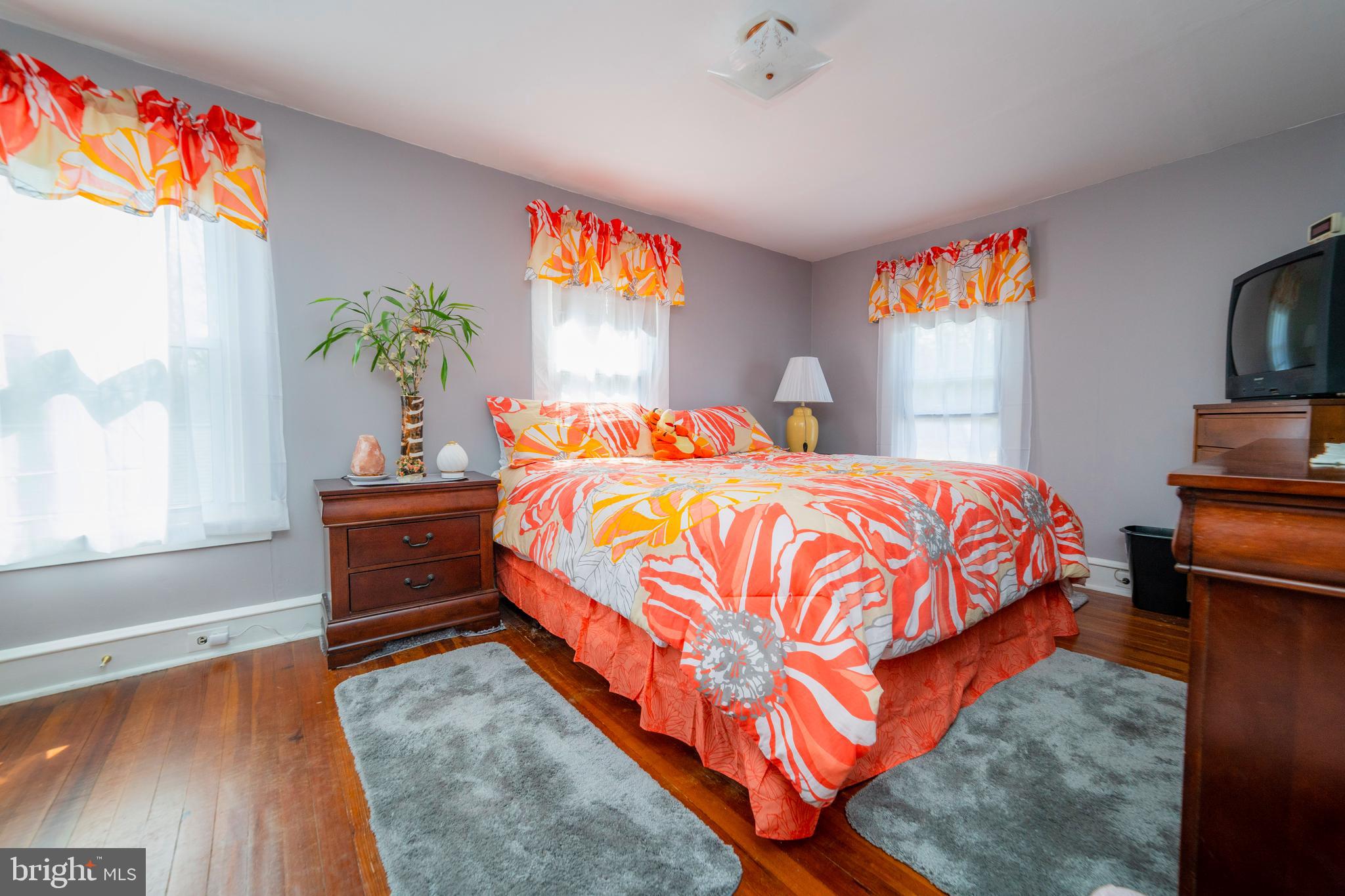 7 Chestnut Parkway Wallingford, PA 19086 - Photo 35 of 50 a bedroom with a bed and a window