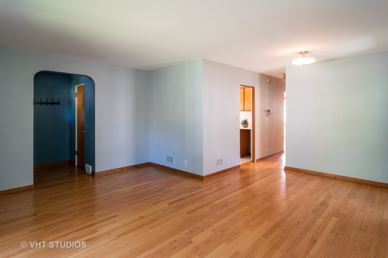 435 Selborne Road Riverside, IL 60546 - Photo 3 of 16