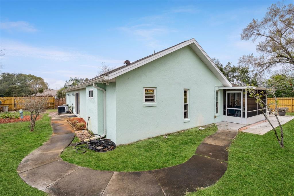 109 Hunter Point Court DeBary, FL 32713 - Photo 29 of 29 a backyard of a house with table and chairs