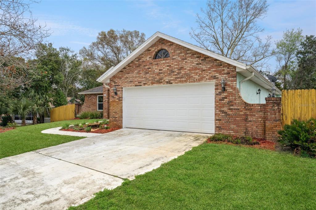 109 Hunter Point Court DeBary, FL 32713 - Photo 3 of 29 a front view of house with yard