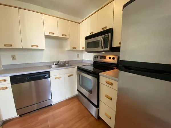 $1,613 | 30 Hanover Street, Unit 303, Manchester, NH 03101
