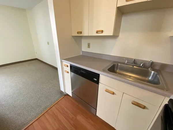 $1,613 | 30 Hanover Street, Unit 303, Manchester, NH 03101