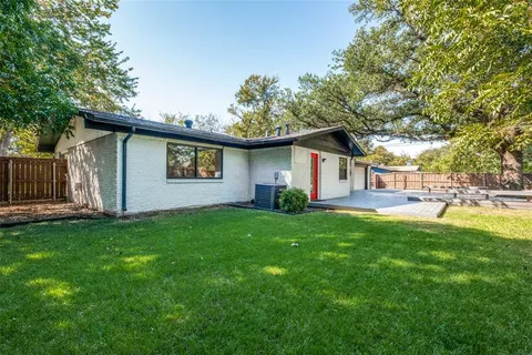a view of a house with backyard and garden