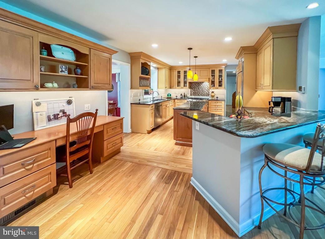 Kitchen with Breakfast bar & Built in w. Desk