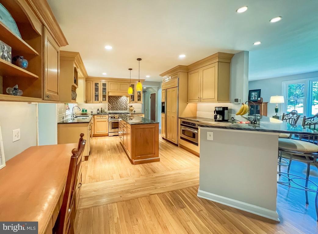 Kitchen-Hardwood floors