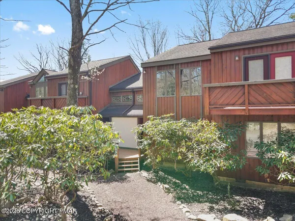 $335,000 | 35 Falcon Run Lake, Lake Harmony, PA 18624