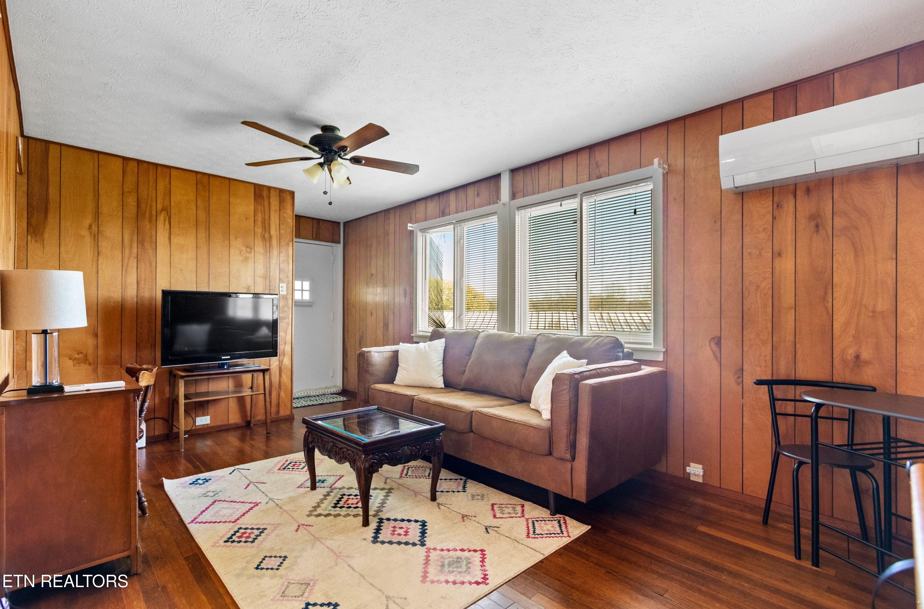 111 Vienna Road Oak Ridge, TN 37830 - Photo 3 of 24 Furnished livingroom