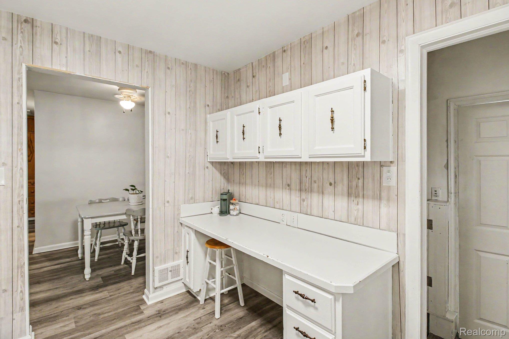 207 Elms Road Flushing, MI 48433 - Photo 10 of 30 This eat in nook is perfect for food prep in the kitchen or for getting homework done!
