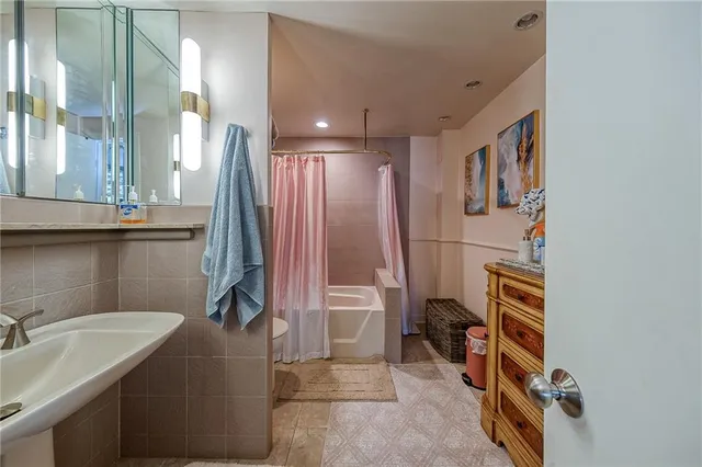 $260,000 | 320 Fort Duquesne Boulevard, Unit 26N, Pittsburgh, PA 15222