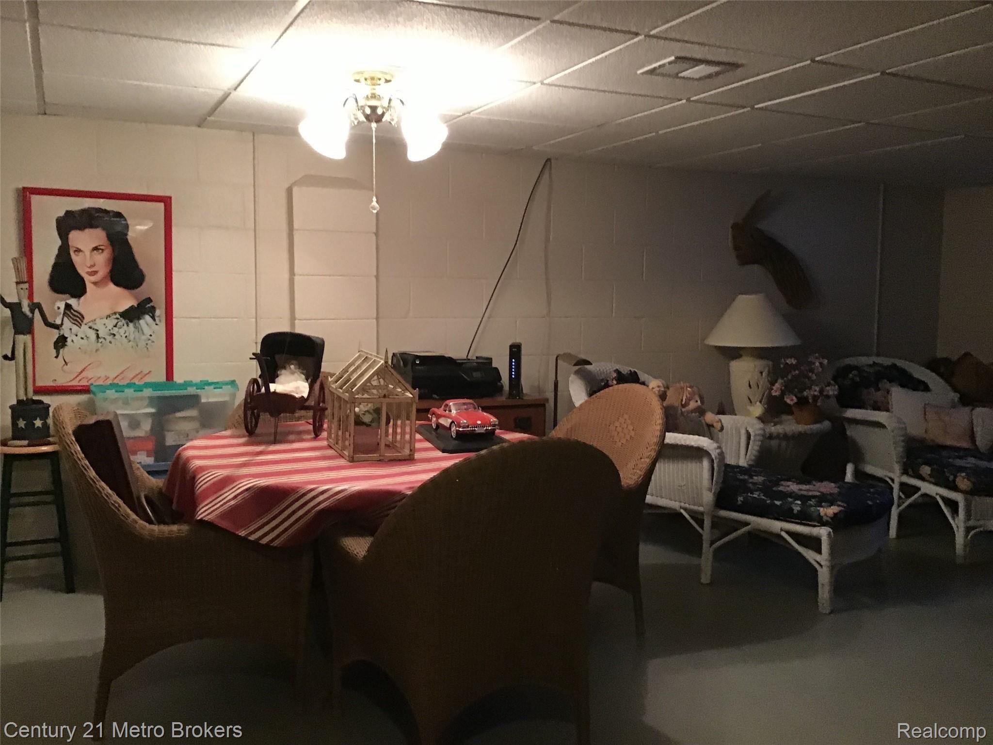2402 Utley Road Flint, MI 48532 - Photo 17 of 40 5BBFBD79-78C9-4D9E-8581-C70773D15DD4.jpeg