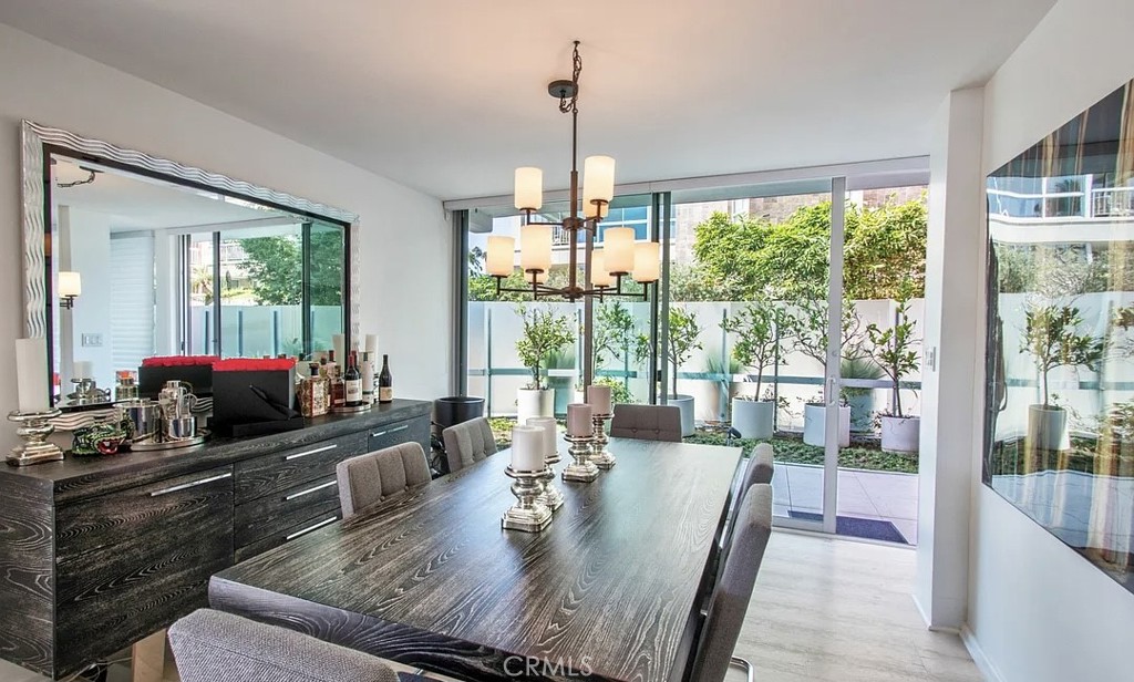 535 Ocean Santa Monica, CA 90402 - Photo 21 of 39 a living room with furniture large window and wooden floor