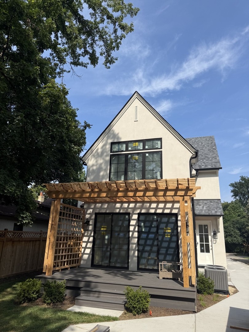 466 Chestnut Street Winnetka, IL 60093 - Photo 2 of 7 a front view of a house with garden