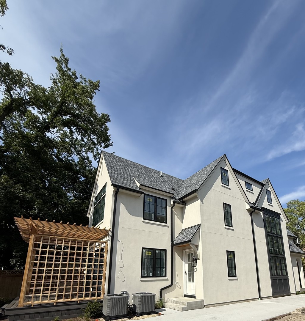 466 Chestnut Street Winnetka, IL 60093 - Photo 3 of 7 a front view of a house with a yard