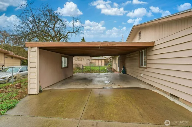 a view of a backyard