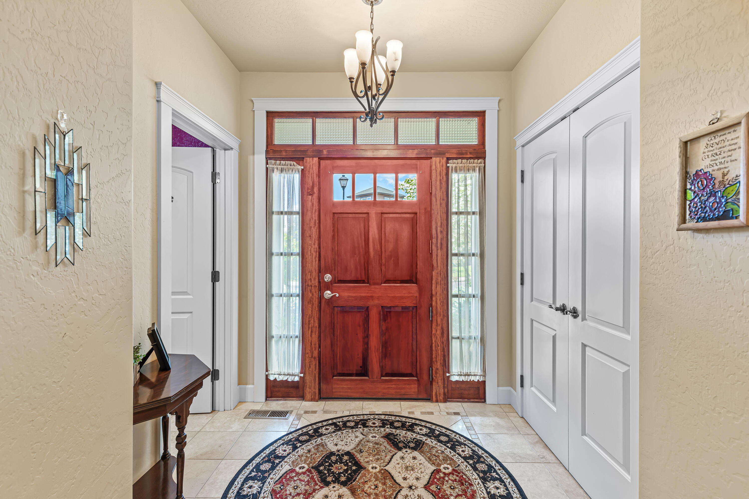8 Falling Leaf Lane Eagle Point, OR 97524 - Photo 14 of 73 Inside Front door
