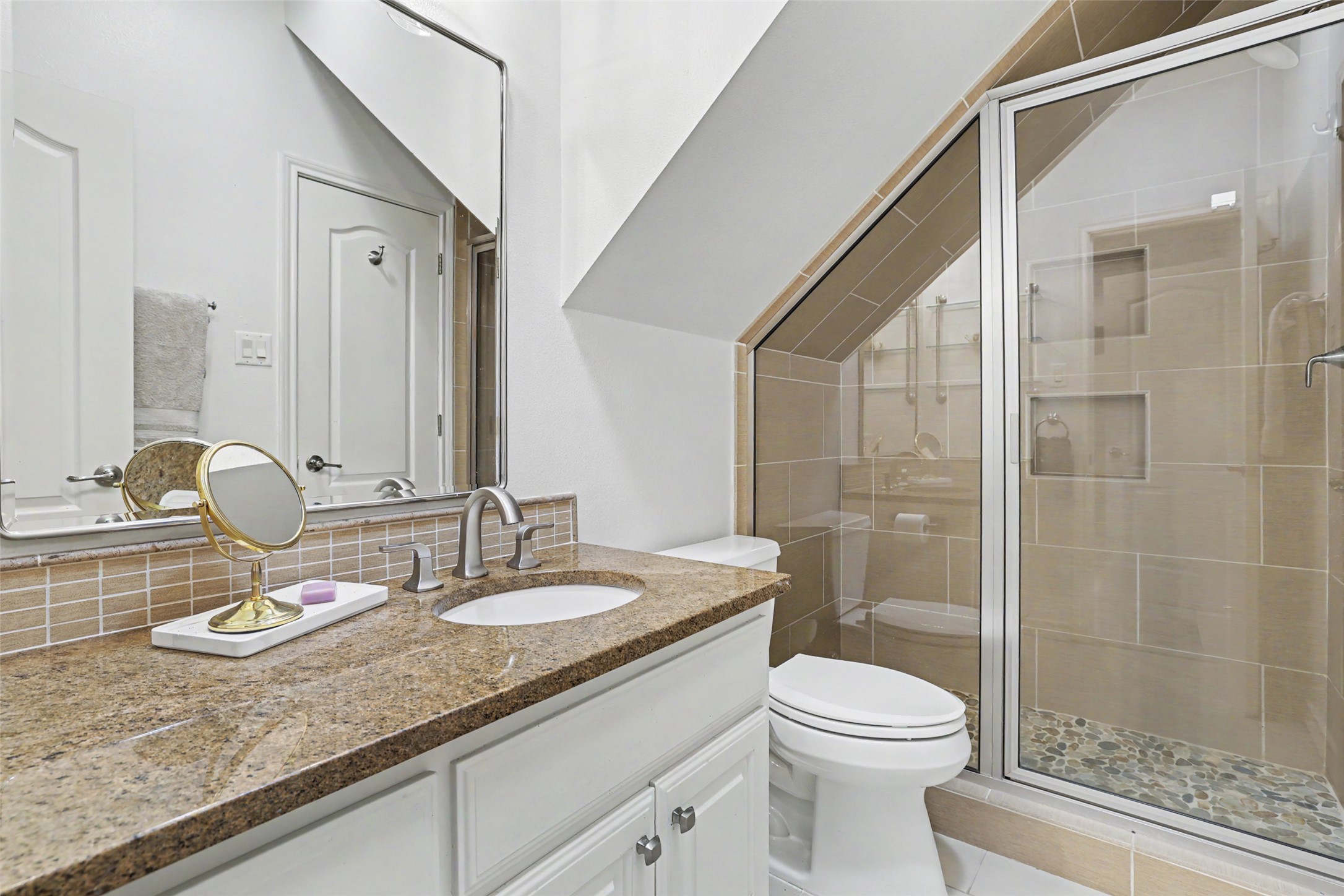 426 Logan Ranch Road Georgetown, TX 78628 - Photo 25 of 40 Another shared bath upstairs between two bedrooms