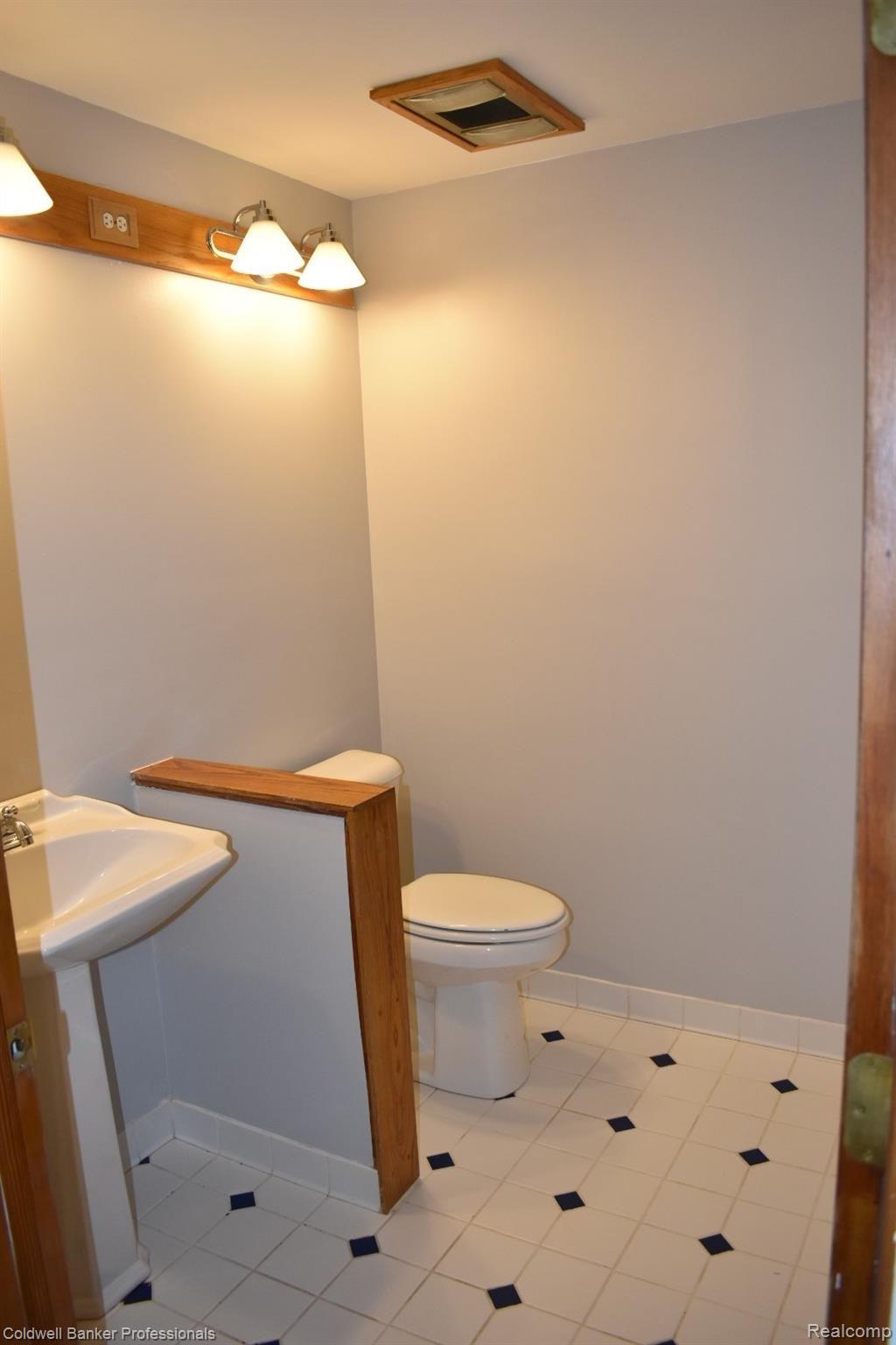 11184 Fenton Road Fenton, MI 48430 - Photo 10 of 19 DSC_0276.JPG