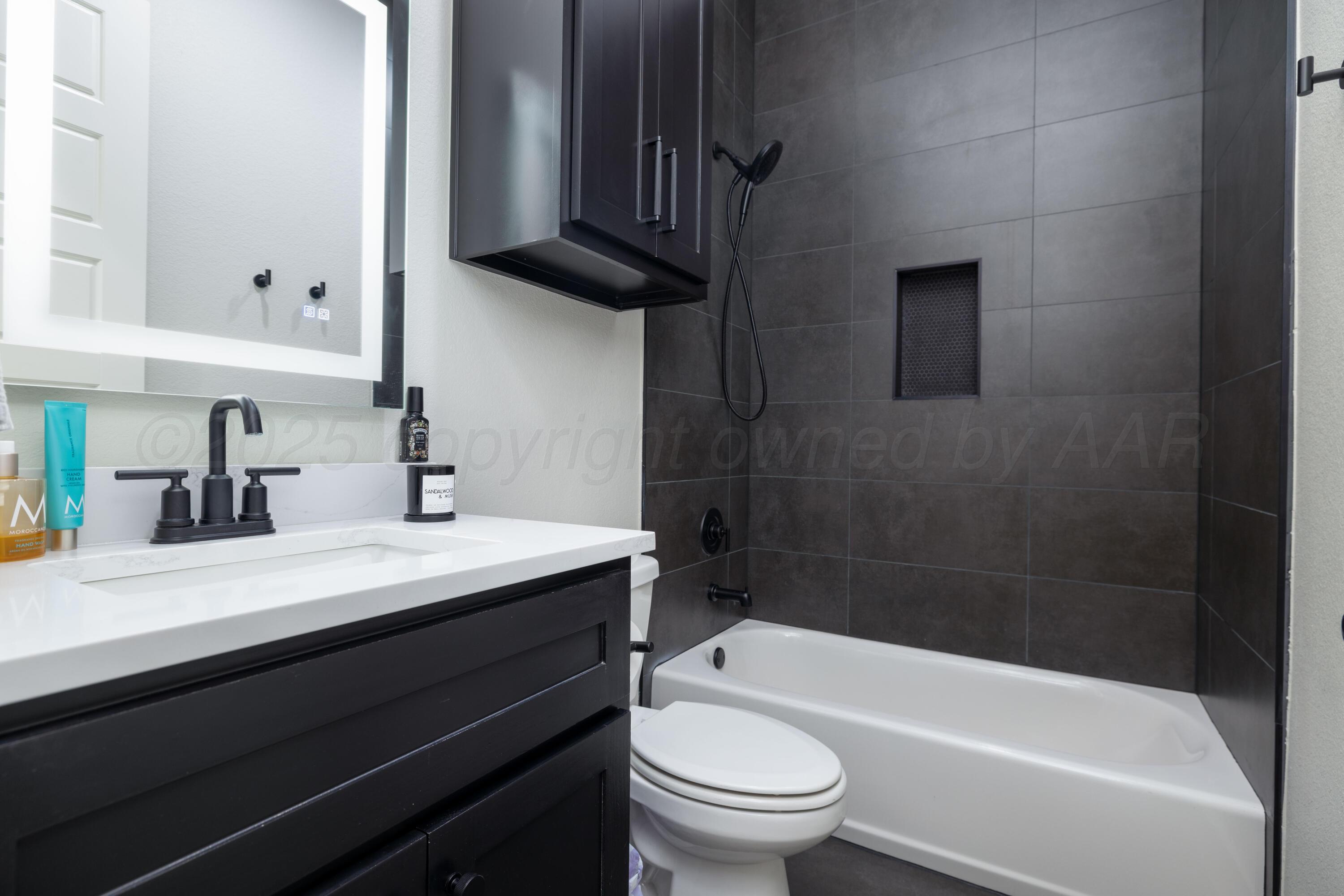 9507 Meadow Ridge Amarillo, TX 79118 - Photo 38 of 56 a bathroom with a sink a toilet and a bathtub