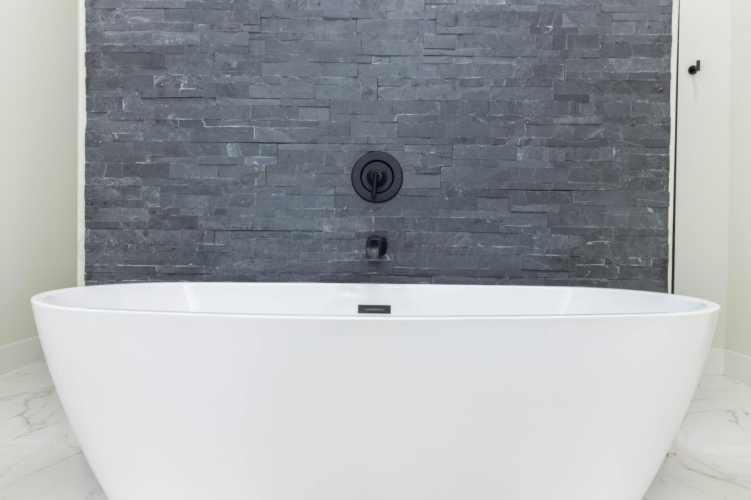 9507 Meadow Ridge Amarillo, TX 79118 - Photo 47 of 56 a view of a bath tub