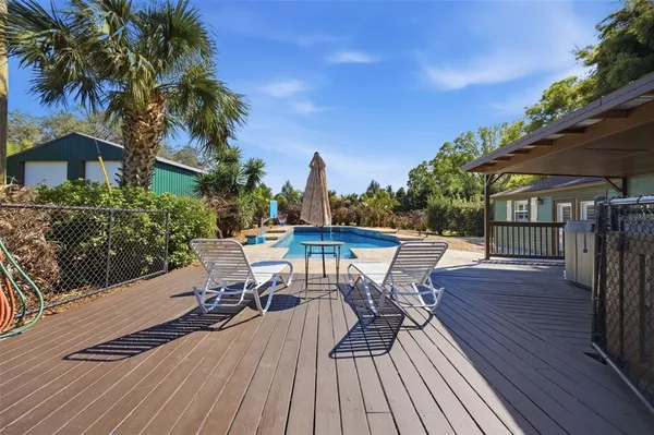 a view of a house with backyard and trees