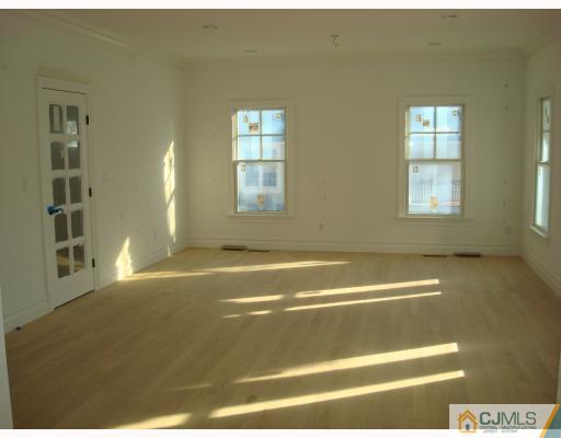 8 Edgewood Road Edison, NJ 08820 - Photo 4 of 10 Gallery Image 4