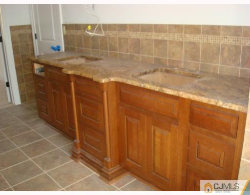 8 Edgewood Road Edison, NJ 08820 - Photo 6 of 10 Gallery Image 6