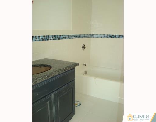 8 Edgewood Road Edison, NJ 08820 - Photo 8 of 10 Gallery Image 8