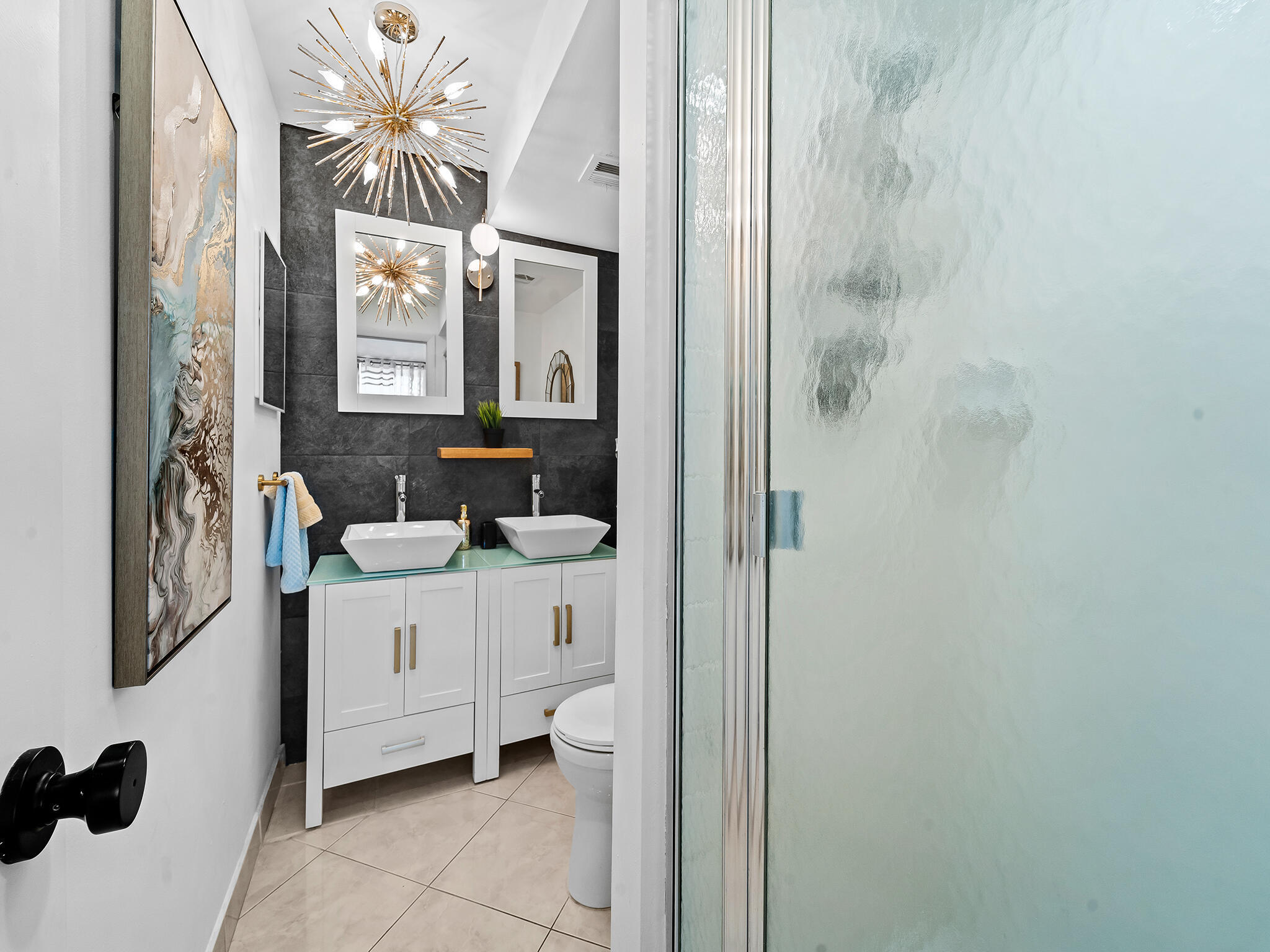 13 Royal Palm Way, Unit 5030 Boca Raton, FL 33432 - Photo 4 of 15 a hallway with a furniture and a window