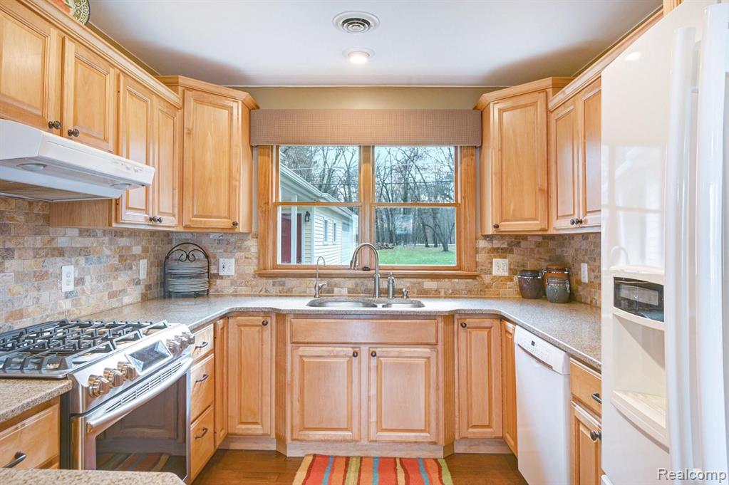 12061 Read Road Fenton, MI 48430 - Photo 7 of 31 Gallery Image 7
