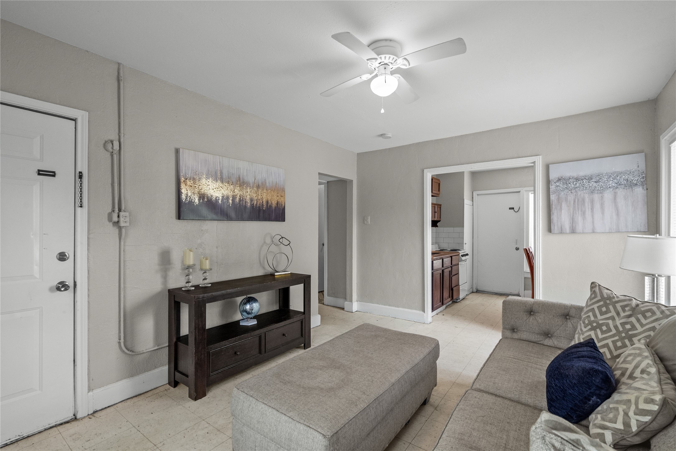 814 3rd Avenue North, Unit 46 Texas City, TX 77590 - Photo 2 of 11 a living room with furniture and a chandelier