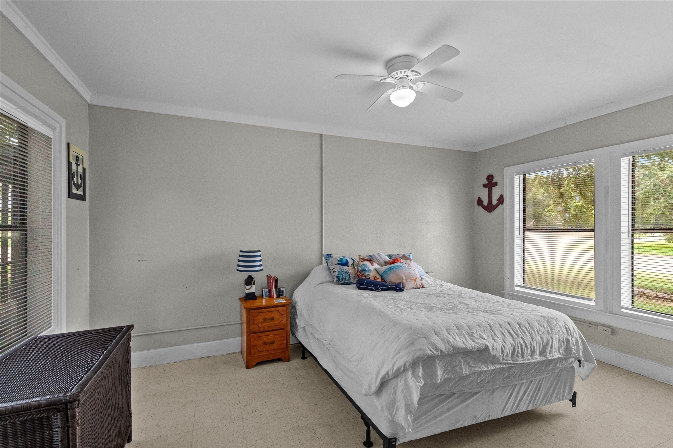 814 3rd Avenue North, Unit 46 Texas City, TX 77590 - Photo 10 of 11 a bedroom with a bed and window