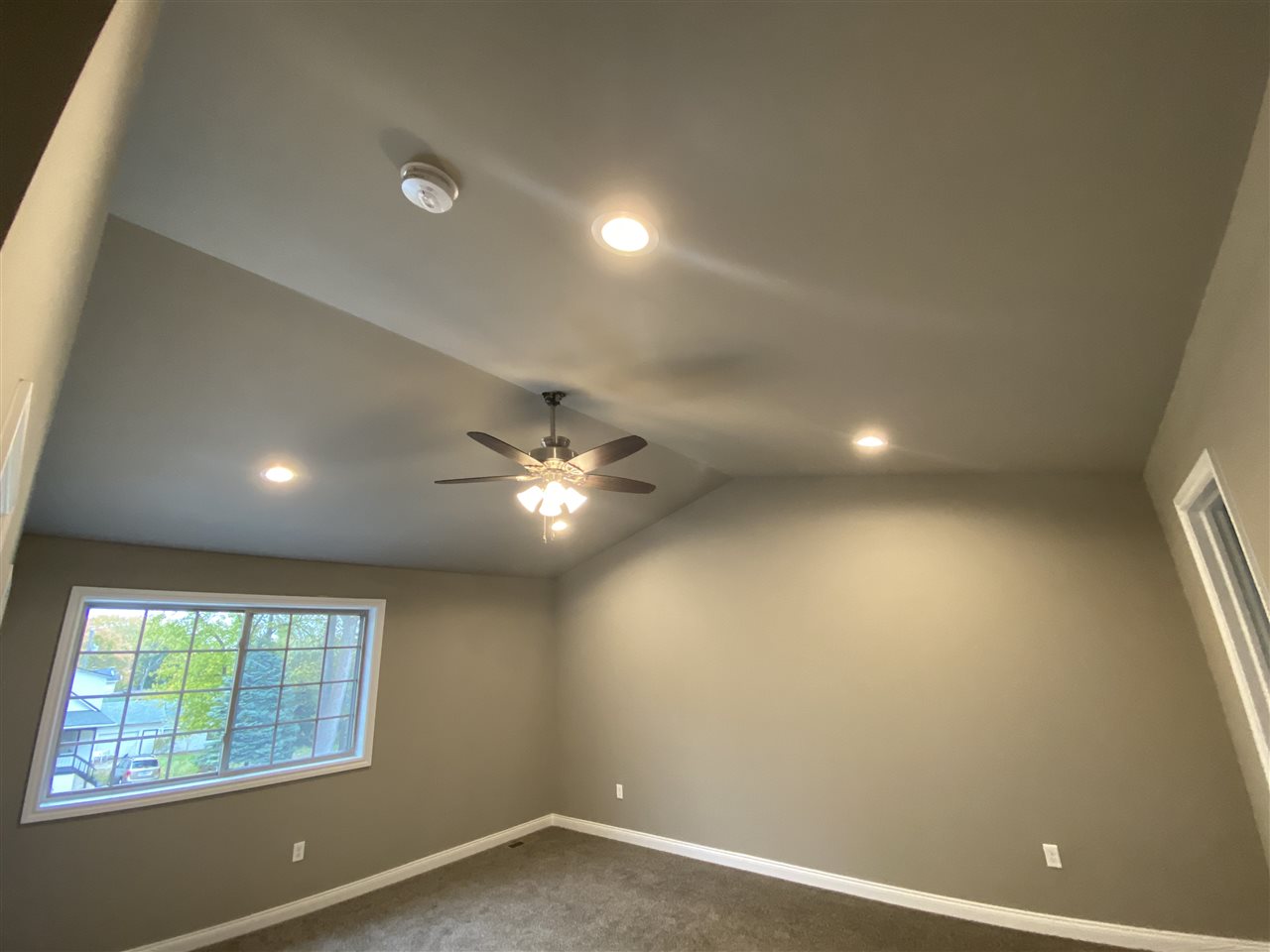 3174 Emmons Avenue Rochester, MI 48307 - Photo 40 of 43 50011314-39.JPG