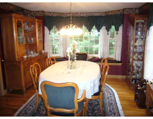 44 Stonegate Road, Unit 52 Chelmsford, MA 01824 - Photo 3 of 6 a dining room with furniture and window