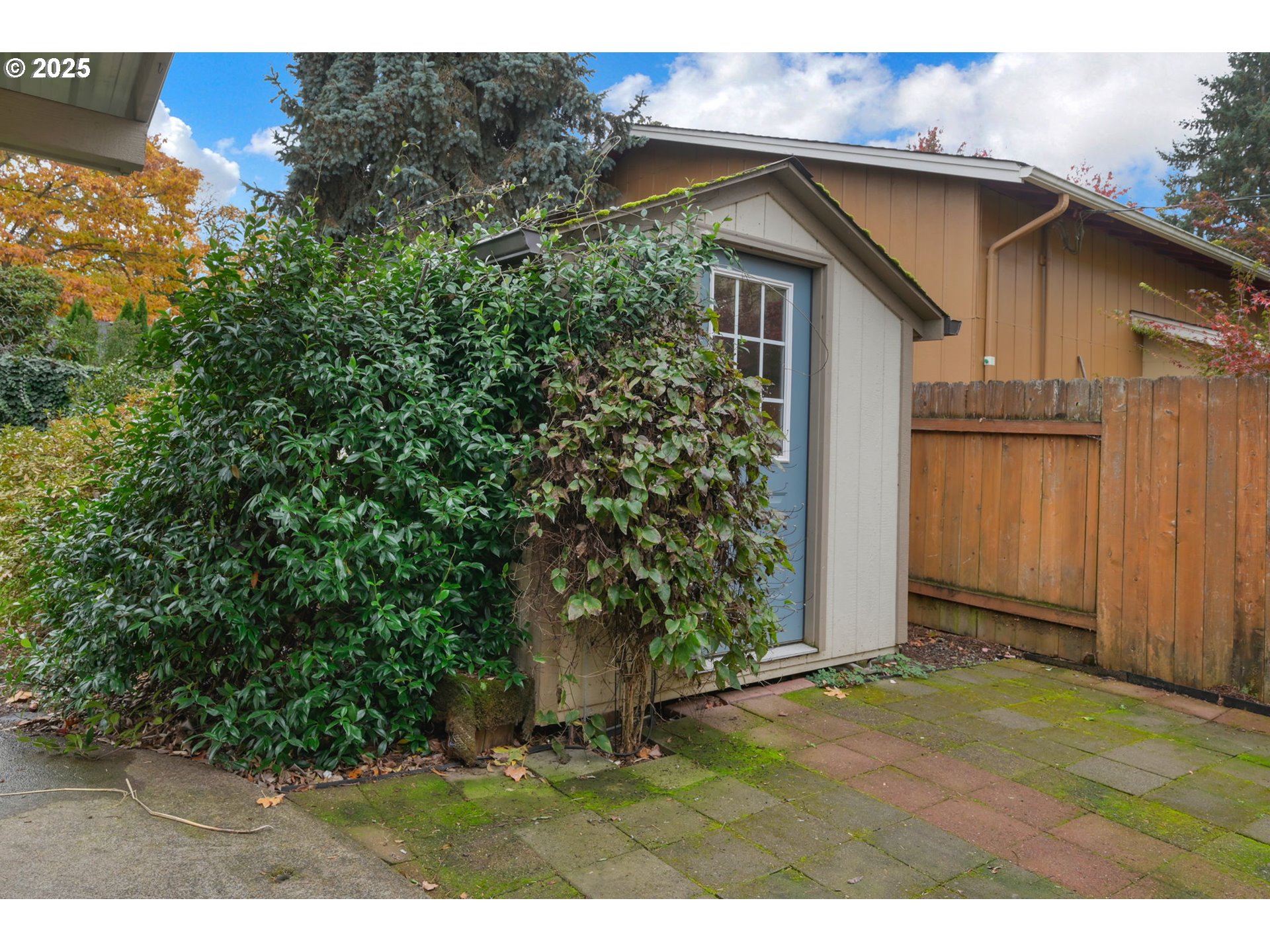 240 Dibblee Lane Eugene, OR 97404 - Photo 38 of 42 a view of outdoor space and yard